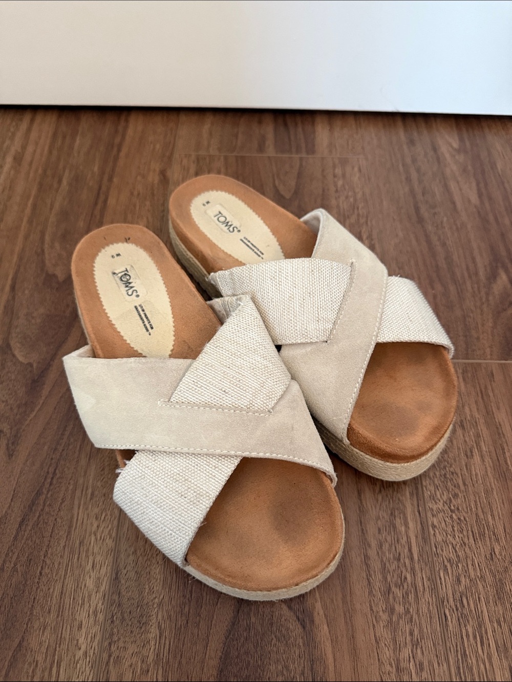Size 9 TOMS Women’s Beige Crisscross Slide Sandals